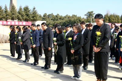 4月1日,長春電子科技學院在長春市革命烈士陵園內開展清明節祭掃活動 受訪者供圖